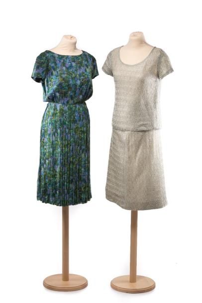 null Deux robes:
Robe en mousseline à motifs bleus, verts et violets, surjupe plissée,...
