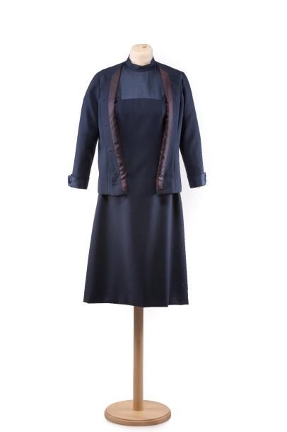 MOLYNEUX (attribué à) 
Un ensemble robe en lainage et soie et sa veste assortie.