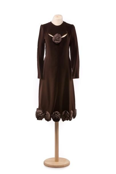 MOLYNEUX (attribué à) 
Robe en velours marron, bordée de grosses fleurs en soie ...