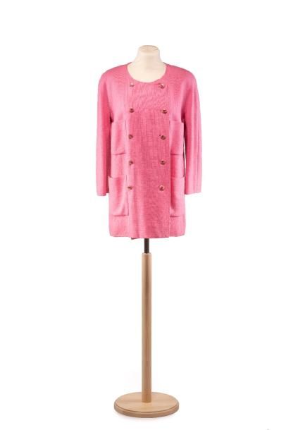 CHANEL (Manque griffe)
Veste en lainage rose à quatre poches et double boutonnag...