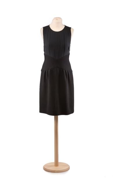 CHANEL boutique 
Petite robe noire sans manche corsage en crêpe à plis plats et jupe...