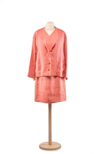 CHANEL boutique 
Ensemble robe en lin rose et sa veste assortie.
T.40 – T.42