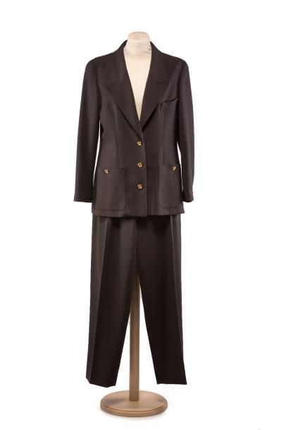 CHANEL boutique 
Tailleur pantalon en lainage marron.
T.42