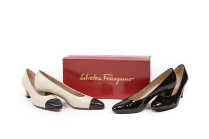 Savaltore FERRAGAMO Deux paires de souliers:
Une paire vernie noir et une paire bicolore...