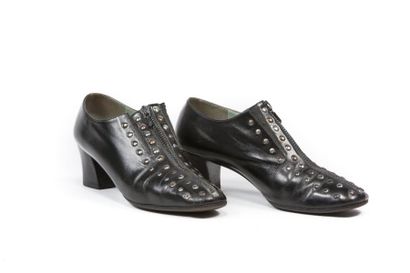 Roger VIVIER Une paire de souliers en cuir noir clouté avec fermeture éclair. T6...