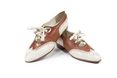 HERMES Paire de souliers à lacets bicolores blanc et marron.
T.39 ½