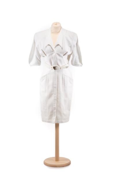Thierry MUGLER Une robe en piqué de coton blanc
Taille 38