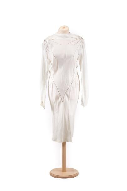Thierry MUGLER Une robe blanche, brodée au fil d'or.
(Trace dans le dos).