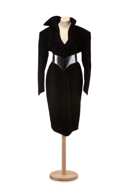 Thierry MUGLER Robe en velours noir. Avec une ceinture.
Taille 38