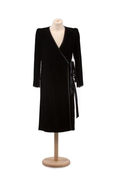 SAINT LAURENT Rive Gauche 
Robe-manteau en velours noir.
Taille 38