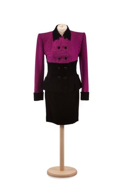 Jean Louis SCHERRER Haute Couture
N°008023.
Tailleur jupe en velours noir et gros...