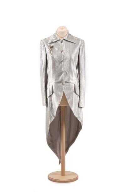 Jean Louis SCHERRER Haute Couture
N°011188.
Une veste à queue de pie en lamé argent,...