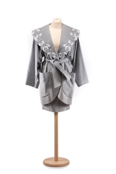 Jean Louis SCHERRER Haute Couture
N°007729.
Ensemble veste et jupe en lainage gris,...