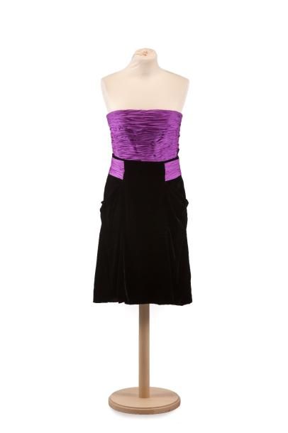 Jean Louis SCHERRER Haute couture
N°008498.
Une robe bustier courte avec corsage...