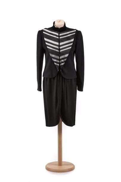 VALENTINO Boutique 
Ensemble robe bustier et sa veste en crêpe noir et soie rayée...