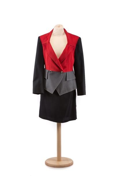 Lolita LEMPICKA Un tailleur jupe dans les tons rouge, gris et noir.
T.42