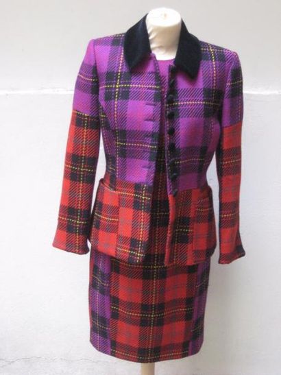Sonia FARES Ensemble robe et veste en lainage écossais dans les tons rouge, parme,...
