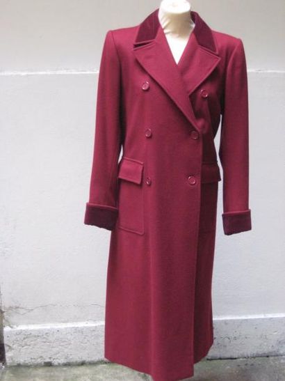SAINT LAURENT Rive Gauche 
Manteau en lainage rouge, col velours rouge.