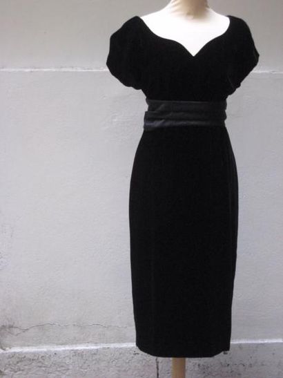 Thierry MUGLER Robe en velours noir avec large ceinture en taffetas noir.