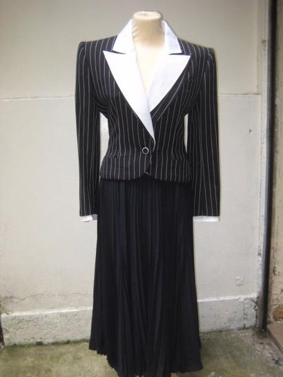 Jean Louis SCHERRER Haute Couture
N°007780.
Ensemble comprenant une veste en lainage...