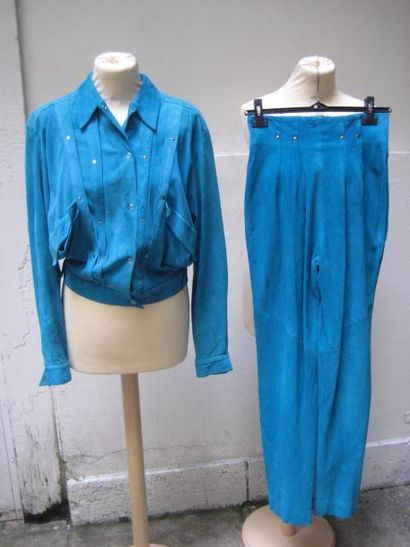 ANONYME 
Ensemble blouson et pantalon en peau turquoise.