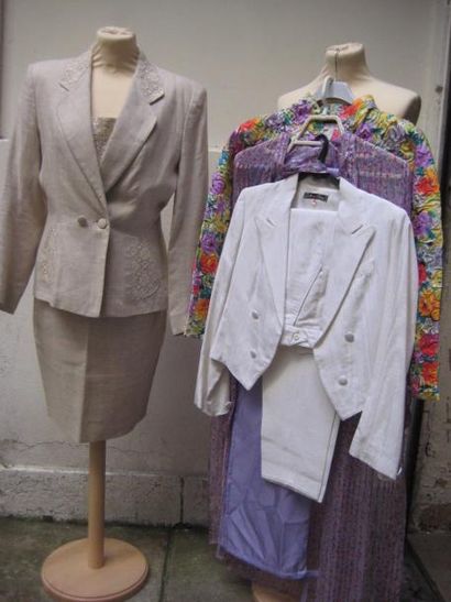 GILLES & POPPY Un ensemble robe et boléro à fleurs multicolores.
Un ensemble quatre...