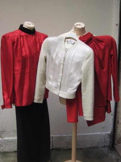 VALENTINO Boutique 
Un corsage en soie rouge, col velours noir et une jupe noire...