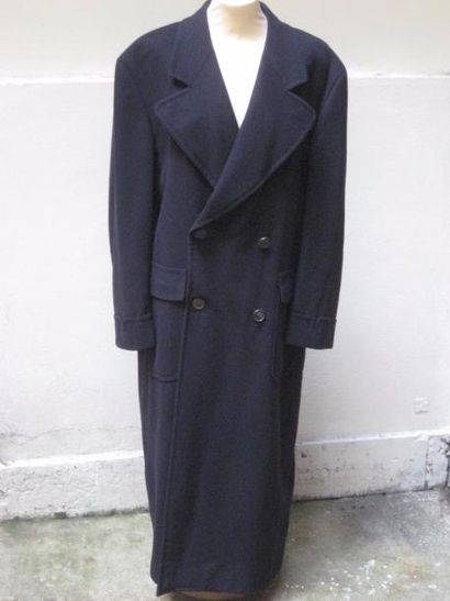 Gianfranco FERRE (H) 
Manteau en lainage noir.
(Quelques usures).