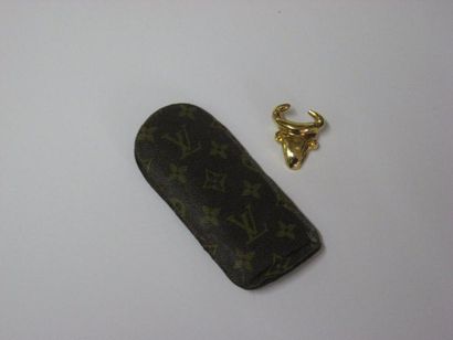 LOUIS VUITTON Pochette à lunettes en toile monogram (petits accidents)
On joint:...