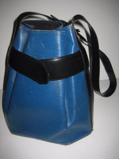 LOUIS VUITTON Petit sac en cuir épis bleu et bandoulière en cuir noir (usures).