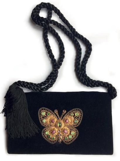 VAN CLEEF & ARPELS Petit sac du soir en velours noir à décor d'un papillon brodé...