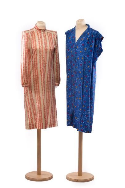 GIVENCHY Nouvelle Boutique 
Deux robes chemisiers:
L'une fond bleu à motif d'étoiles...