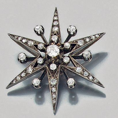 null Broche en or 18K (750) stylisée d'une étoile à six branches serties de diamants...