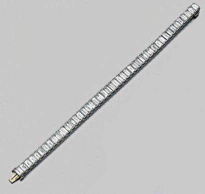  Bracelet ligne souple en or gris 18K (750) et platine formé d'une chute de quarantecinq...