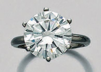  Bague en or gris ornée d'un diamant taillé en brillant. Poids du diamant: 6,07 cts...