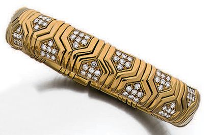 null Bracelet «Parenthesi» semi-rigide ouvrant en or jaune 18K (750) décor de filets...