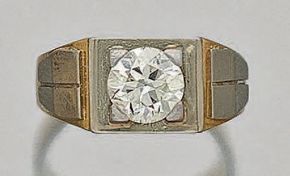 null Bague chevalière en or jaune et or gris 18K (750) ornée d'un diamant demi-taille,...