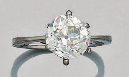null Bague solitaire en platine (800 millièmes) serti d'un diamant taille ancienne,...