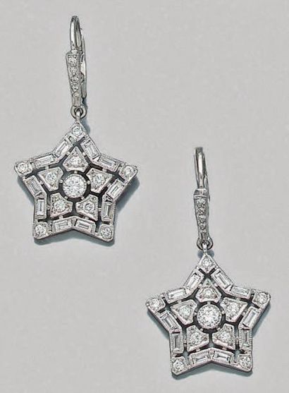 null Paire de pendants d'oreilles dormeuses «étoile» en or gris (750 millièmes) ajouré...