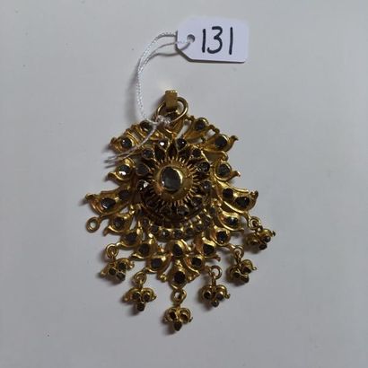 null Pendentif en or jaune 18K (750) fait d'une rosace feuillagée à décor de pampilles...