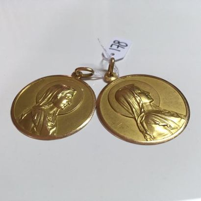null Deux médailles religieuses rondes en or jaune 18K (750).
Diam.: 4 cm - Poids...
