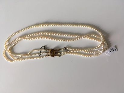 null Collier trois rangs de perles de culture, le fermoir en or jaune 18K (750) orné...