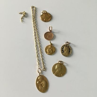 null Lot composé de cinq médailles religieuses en or jaune 18K (750) dont une monté...