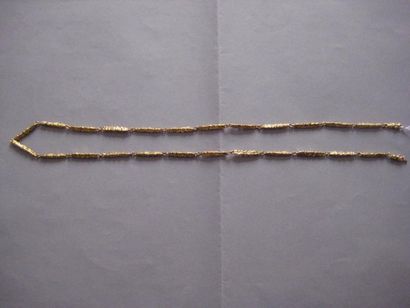 null Longue chaîne en or jaune 18 ct (750) à bâtonnets granités.
Long.: 62 cm - Poids...