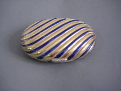null Poudrier ovale en or jaune 18 ct (750) à décor de filets unis ou émaillés bleu,...