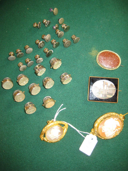 null Lot de bijoux comprenant quatre borches, un ensemble de boutons de col