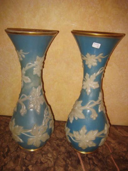 null Paire de vases à décor floraux sur fond turquoise
H : 43 cm
