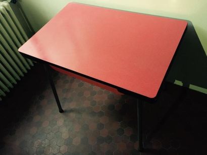 null Table de cuisine rouge.
