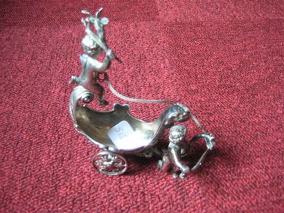 null Petit chariot en argent, orné de putti, travail probablement allemand.
Fin XIXe,...