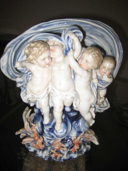 null Groupe en porcelaine polychrome à décors d'enfants
Signé PF sous la base 
(petits...